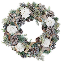 Věnec šišky/růže pr.34cm natural/bílá - velkoobchod, dovoz květin, řezané květiny Brno